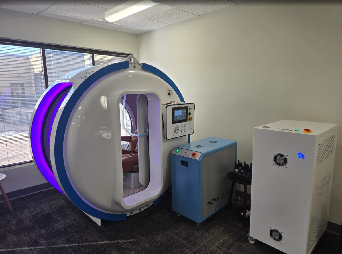 Round hard-sided hyperbaric oxygen chamber